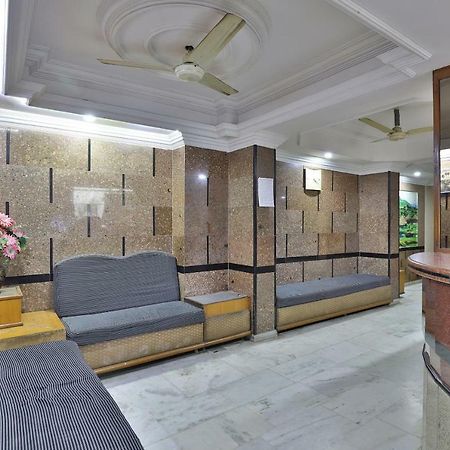 Spot On Hotel Decent Anand Ngoại thất bức ảnh