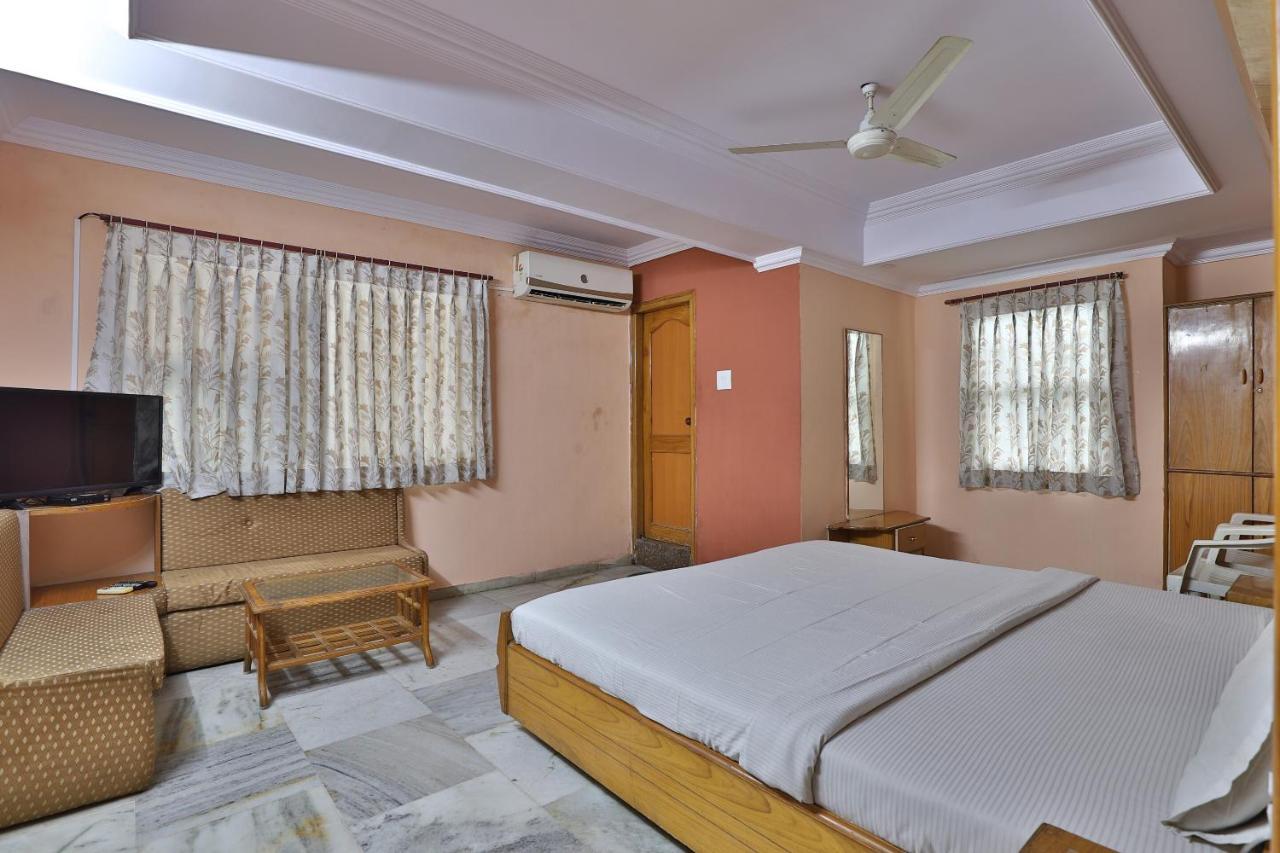 Spot On Hotel Decent Anand Ngoại thất bức ảnh