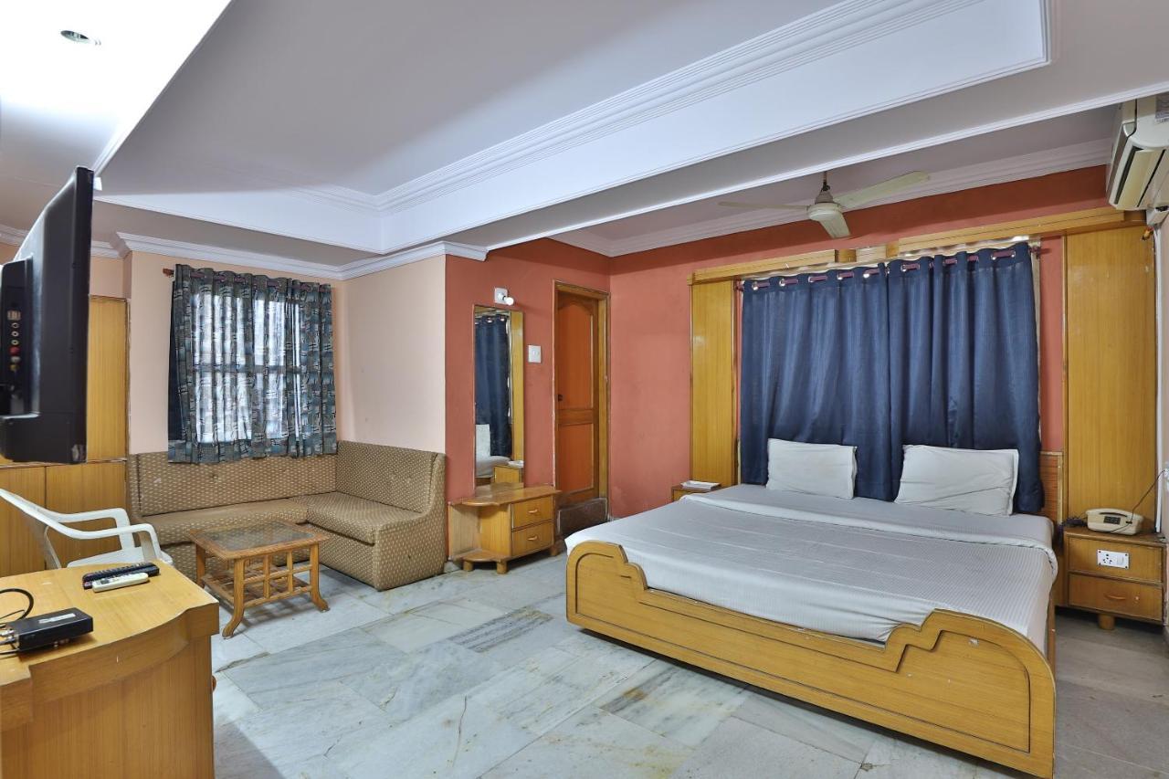 Spot On Hotel Decent Anand Ngoại thất bức ảnh