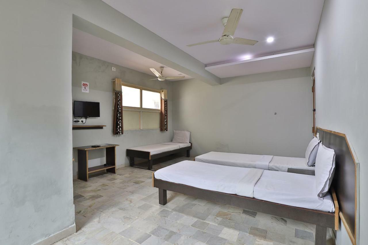 Spot On Hotel Decent Anand Ngoại thất bức ảnh