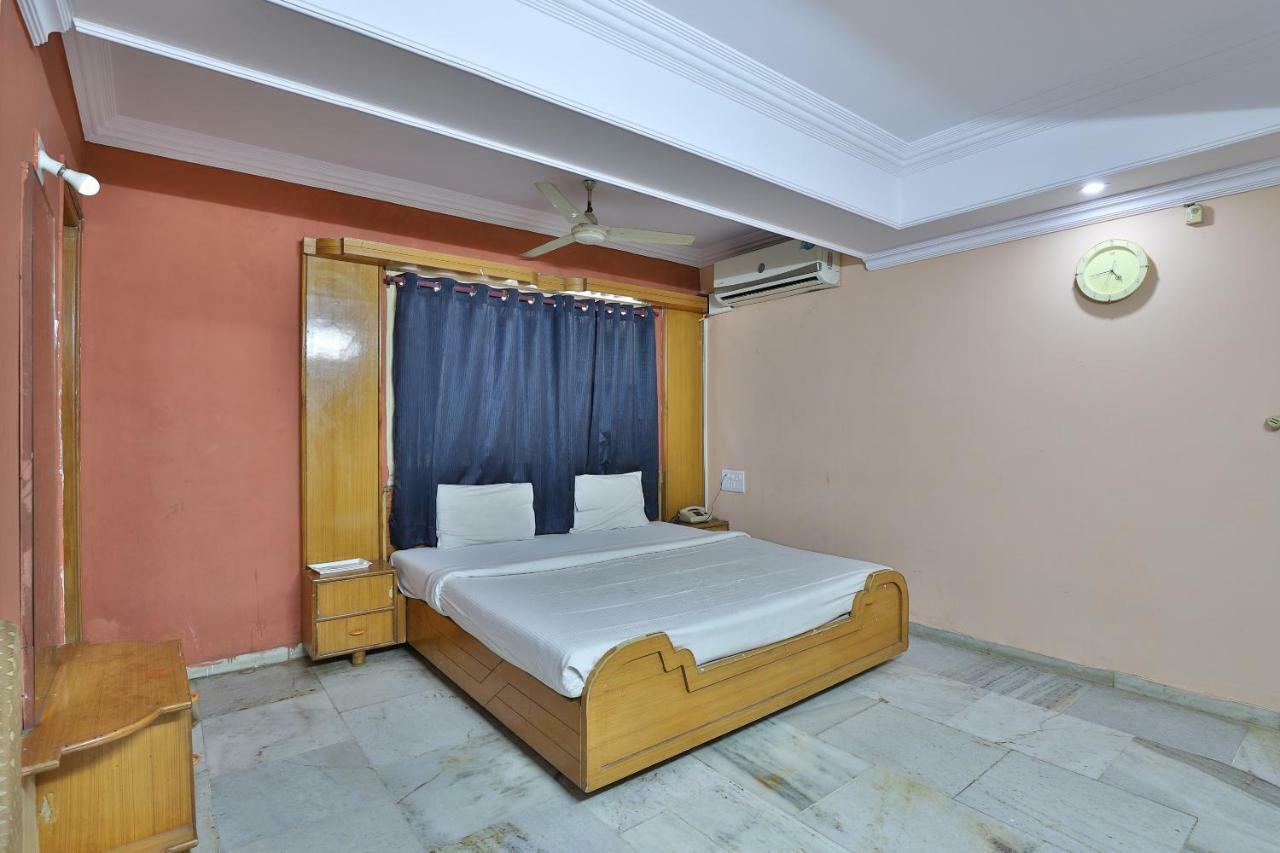 Spot On Hotel Decent Anand Ngoại thất bức ảnh