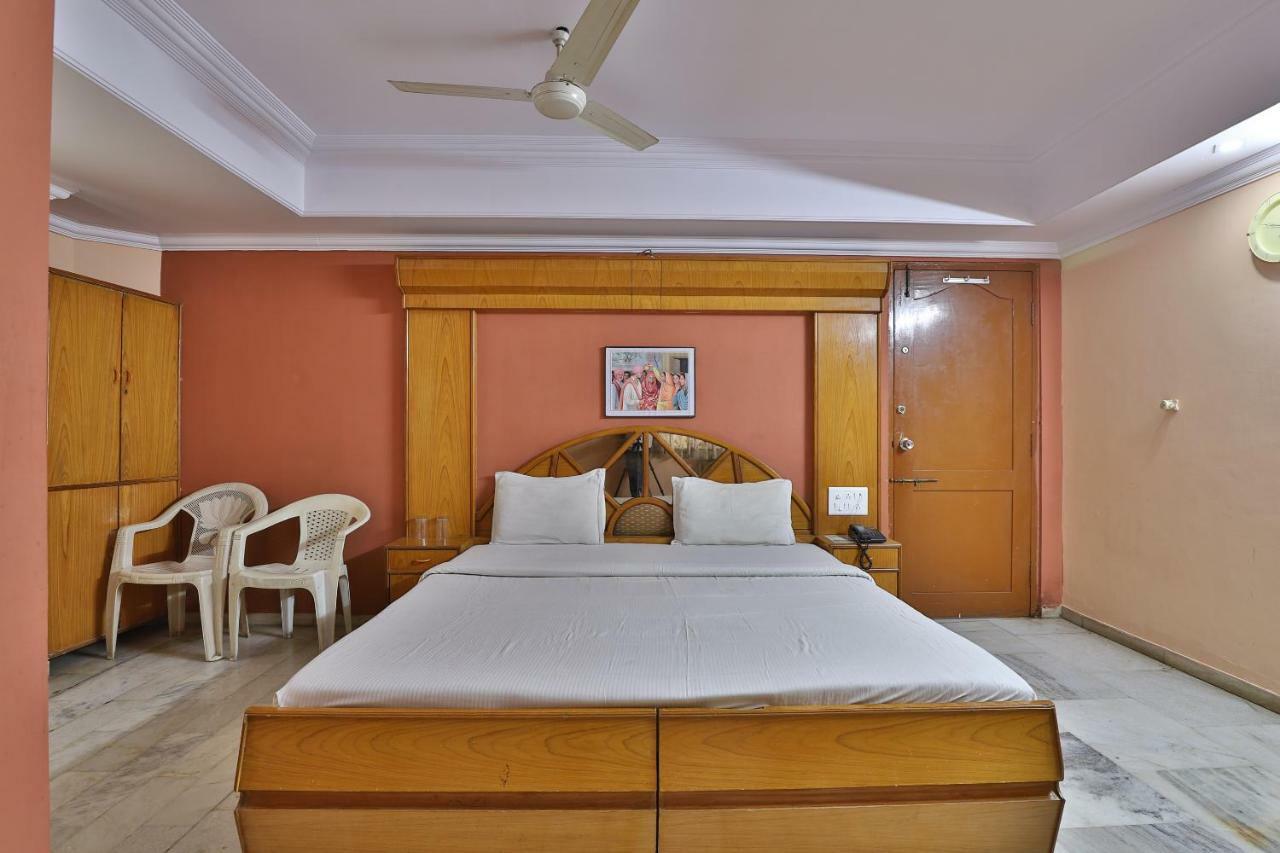 Spot On Hotel Decent Anand Ngoại thất bức ảnh